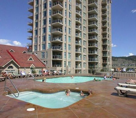 Sunset Waterfront Resort By Kelownacondorentals Екстериор снимка