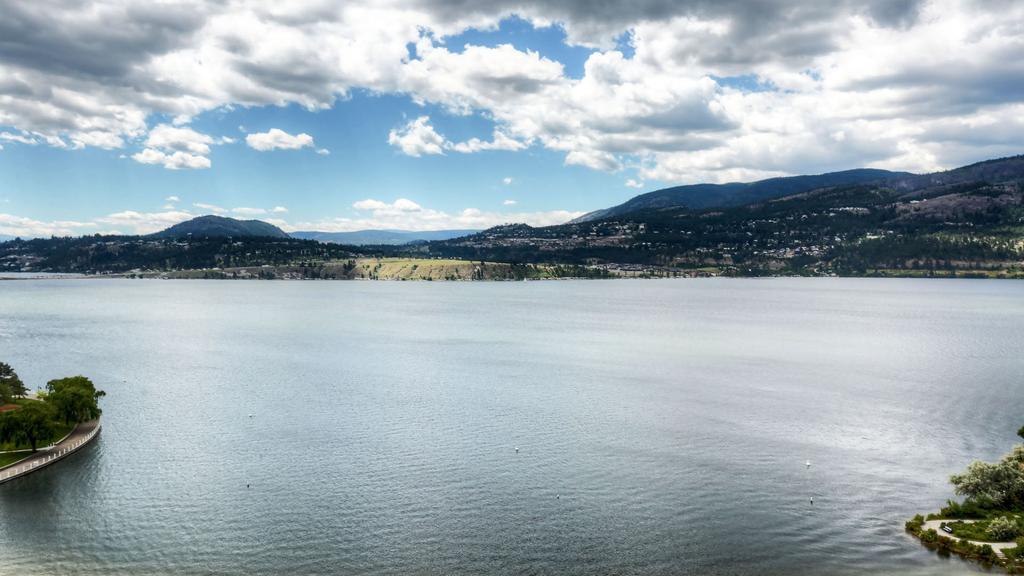 Sunset Waterfront Resort By Kelownacondorentals Екстериор снимка