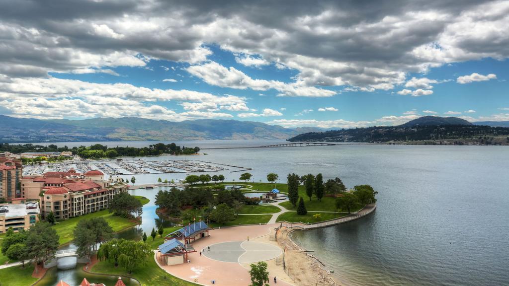 Sunset Waterfront Resort By Kelownacondorentals Екстериор снимка