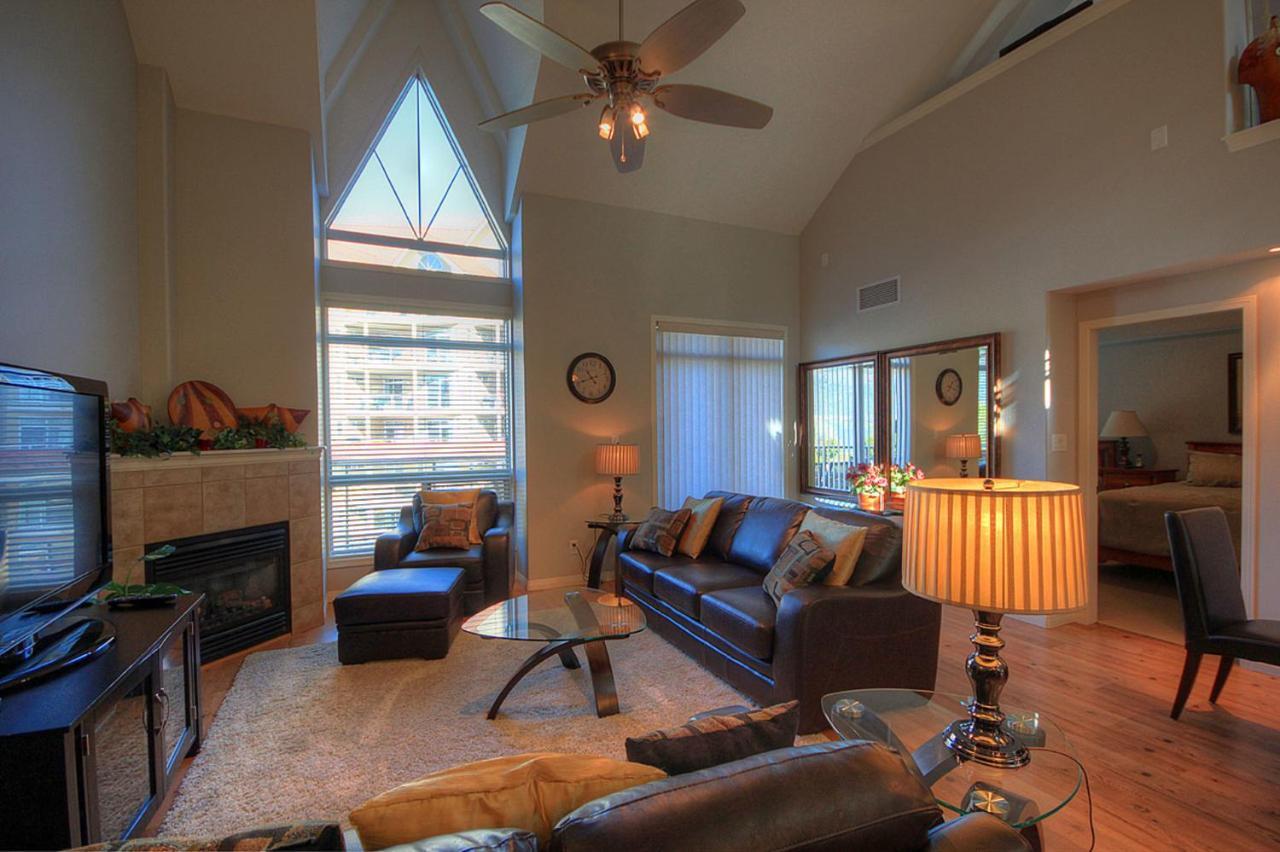Sunset Waterfront Resort By Kelownacondorentals Екстериор снимка